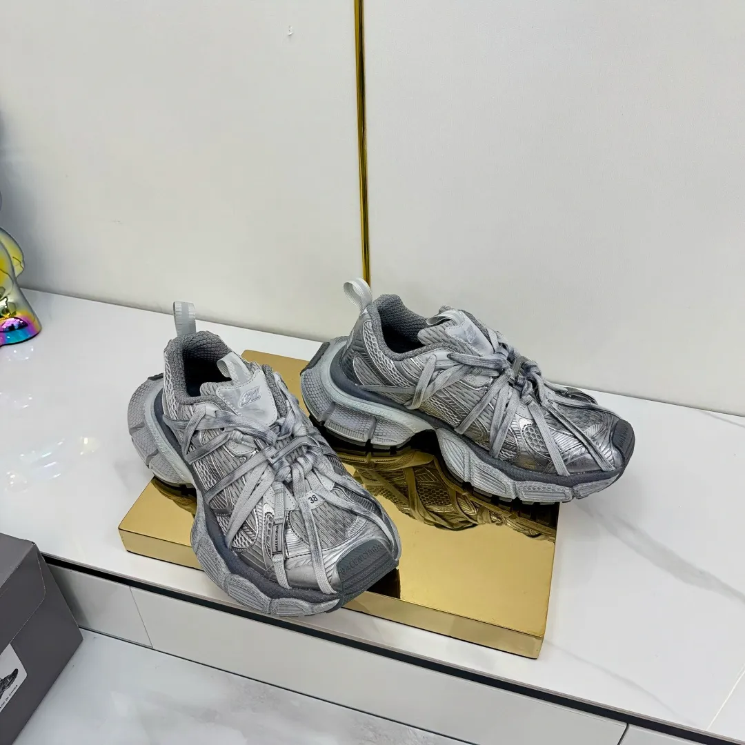👟👟Ex-factory price 820👟👟 Balenciaga Balenciaga's latest popular 9th generation 3XL Sneaker Spider-Man series, couple's dad shoes, original purchase, development and production. Balenciaga 3XL Sneaker's overall shoe shape draws on the creative ideas of Balenciaga Track and Balenciaga Runner. It is equivalent to removing the outer frame of the Track shoe body while inheriting the streamlined shape and shape of the Runner. Track flat toe, new color matching, the entire shoe body is integrated into the spider binding shoelace design decoration, the exaggerated shape is more prominent. Fabric: original customized imported technical fabric + mesh inner lining: original customized breathable mesh lining. Outsole: original molded 5-layer ultra-light MD combination rubber sole. Bottom thickness: 5CM. Size: 35-45. Original packaging.